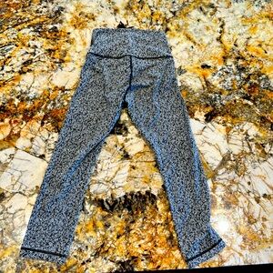 Lululemon crops size 4